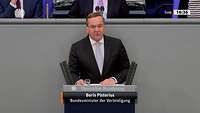 Minister Pistorius spricht am Rednerpult im Deutschen Bundestag